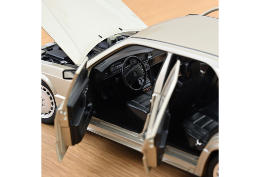 Mercedes-Benz 190 E 2.3-16 1984 Smoke Argent Métallisé | Norev | 1:18