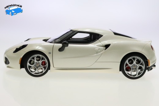 Alfa Romeo 4C Baujahr 2013 weißmetallic | AUTOart | 1:18
