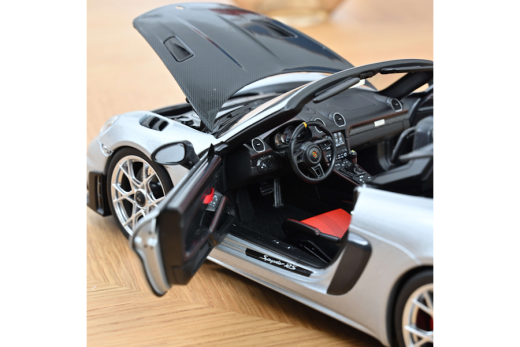 Porsche 718 Spyder RS mit Weissachpaket 2023 GT-Silbermetallic | Norev | 1:18