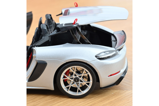 Porsche 718 Spyder RS mit Weissachpaket 2023 GT-Silbermetallic | Norev | 1:18