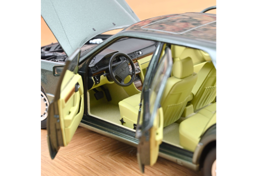 Mercedes-Benz 230 E 1990 Nachtgrün metallic | Norev | 1:18