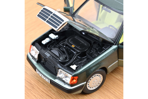 Mercedes-Benz 230 E 1990 Nachtgrün metallic | Norev | 1:18