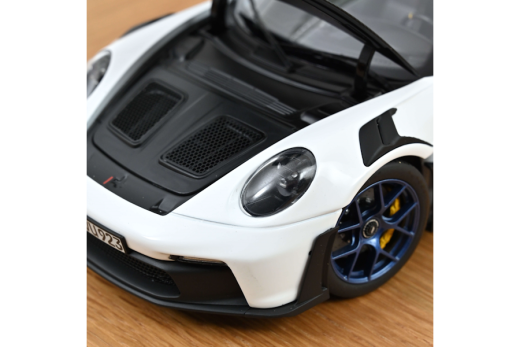 Porsche 911 GT3 RS m/Weissach Pack 2022 Weiß/Indigo-Blau | Norev | 1:18